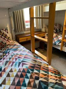 布勒山Nutcracker Ski Club的一间卧室配有两张双层床和色彩缤纷的被子