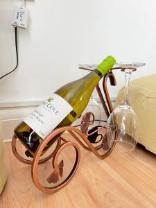 达格纳姆Eldridge Court Apartment的一辆自行车上装着一瓶葡萄酒,带眼镜