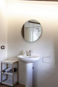 瓦德诺比斯Masia Villa Pilar Valderrobres的浴室设有水槽和墙上的镜子