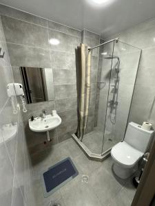 第比利斯Hotel Citizen Avlabari的带淋浴、卫生间和盥洗盆的浴室