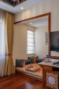 列城格兰德龙拉达克酒店的带沙发和大镜子的客厅