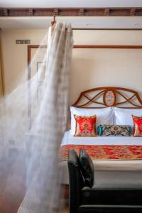 列城格兰德龙拉达克酒店的一间卧室配有床和带窗帘的窗户