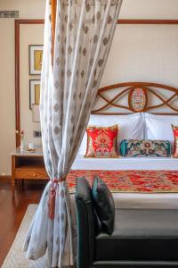 列城格兰德龙拉达克酒店的一间卧室配有一张带天蓬的床