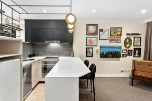 悉尼KozyGuru Stylish Studio In Prime CBD的一间厨房,在房间内配有白色的台面