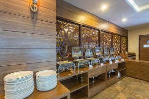 ItahariHotel Verandah的一间设有桌子和白板的用餐室