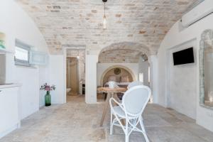 莫诺波利APOLLO House of Puglia的客厅配有两把椅子和一张桌子