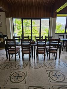 兰斯顿Marten's Wilderness Retreat的一间带桌椅和窗户的用餐室