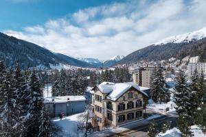 达沃斯Heart of Davos apartments的一座山地雪地建筑