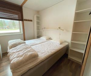 布拉纳斯Lassiebyn 10的一间卧室设有床架和窗户。