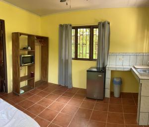 希门尼斯港Orange Cabina的厨房拥有黄色的墙壁和瓷砖地板。