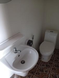 Ko PorTonmai Suite II的浴室配有白色水槽和卫生间。