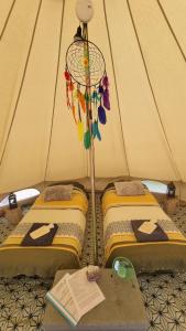 VezenkovoCalla Retreat的帐篷内的两张单人床和一盏灯