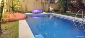 皮帕Casa incrivel piscina privada e jacuzzi Villa Deluxe Pipa Spa Beleza Resort的一个带充气泳池