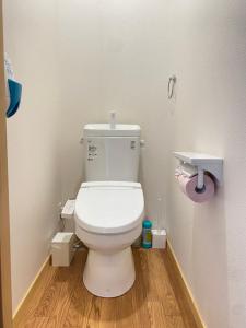 高山Guesthouse Takayama Hanzansha的铺有木地板,设有白色卫生间的浴室。