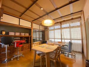 高山Guesthouse Takayama Hanzansha的一间带桌椅的用餐室