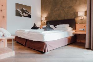 坎波图雷斯埃尔皮努姆公寓的卧室配有一张带白色床单和枕头的大床。
