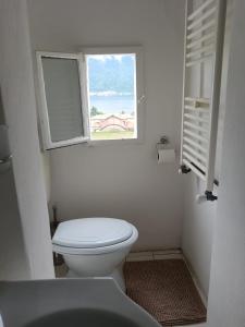 科莫casa del sole Ossuccio的白色的浴室设有卫生间和窗户。
