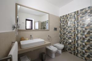 利帕里Hotel Villa Cute - HVC的一间带水槽、卫生间和镜子的浴室