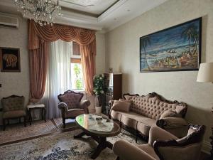贝尔格莱德Zemun Center LUX 3 bedroom的客厅配有沙发和桌子