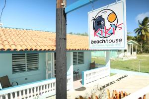 法哈多Kikis Beach House的海滩房屋标志的房子