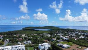 法哈多Kikis Beach House的城市和海洋的空中景观