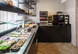 阿姆斯特丹Krisotel的包含多种不同食物的自助餐