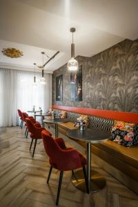 阿姆斯特丹Krisotel的用餐室配有桌子和红色椅子