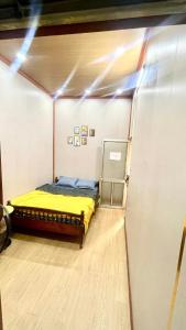 Hoàng NgàCat homestay的一间小卧室,卧室内配有一张床铺