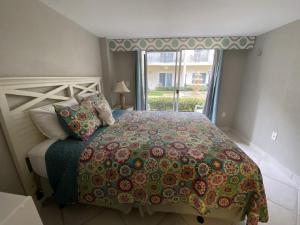 西耶斯塔岛Palm Bay Club的一间卧室设有一张大床和窗户