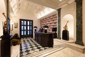 罗马Mascagni Luxury Rooms & Suites的一间酒吧,位于一间设有 ⁇ 板地板的房间