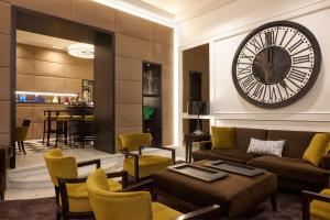 罗马Mascagni Luxury Rooms & Suites的客厅墙上设有大钟