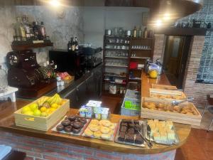塞洛里奥Hotel Gavitu的面包店,柜台上有许多不同类型的甜甜圈