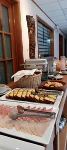 卡哈马卡Hotel Aural的厨房柜台,桌子上放着一些食物