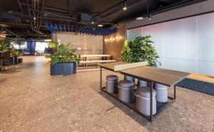 赫尔辛基Citybox Helsinki的一间设有桌子和盆栽的会议室