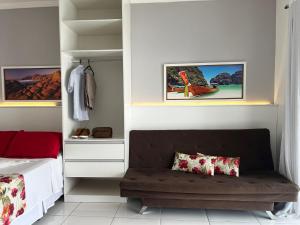 卡波布里奥Mar Y Suites的一间卧室配有一张床,卧室配有长凳
