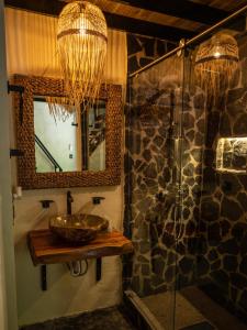 比列塔Jungla EcoLuxury Resort的浴室配有盥洗盆和带镜子的淋浴