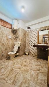 马拉里Ganga Cottage !! 1,2,3 bedrooms cottage available near mall road manali的一间带卫生间、水槽和镜子的浴室