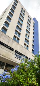 尤西德福拉Nobile Hotel Juiz de Fora的前面有诺基亚标志的建筑