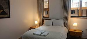 卡哈马卡Hotel Aural的一间卧室配有带毛巾的床