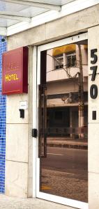 尤西德福拉Nobile Hotel Juiz de Fora的通往酒店的门,上面有标志