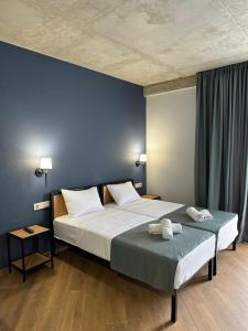 第比利斯Hotel Citizen Avlabari的一间卧室配有一张床,上面有两条毛巾