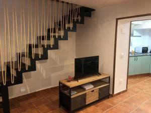 赫里卡Casa Puri的一间带电视和楼梯的客厅
