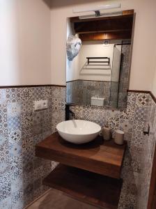 赫里卡Casa Puri的木台上带碗水槽的浴室