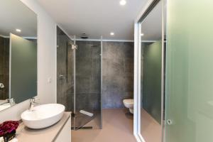 里斯本Oscar Concept Apartments的一间带水槽和淋浴的浴室