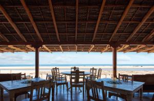 曼德姆Vaayu Kula mandrem的海滩上带桌椅的餐厅
