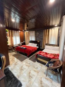 奈尼塔尔Gayatri Niwas - Luxury Private room with Ensuit Bathroom - Lake View and Mountain View的一间带两张床和一张沙发的大卧室