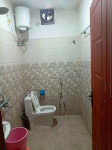 瓦拉纳西Champaran Home Deluxe的一间带卫生间和水槽的浴室