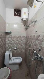 瓦拉纳西Champaran Home Deluxe的一间带卫生间和淋浴的小浴室