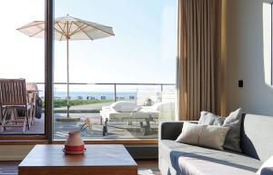 诺德奈豪斯艾姆梅尔酒店的带沙发的客厅,享有海景