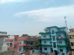 瓦拉纳西Champaran Home Deluxe的城市中多彩的建筑群